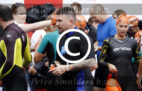 Amsterdam 11 september 2016
Amsterdam city swim tbv ALS door de amsterdamse grachten. Johnny de Mol met manager Carlijn de Vries Ralph en Daniel de Vries