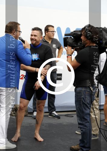 Amsterdam 11 september 2016
Amsterdam city swim tbv ALS door de amsterdamse grachten. Johnny de Mol met manager Carlijn de Vries Ralph en Daniel de Vries