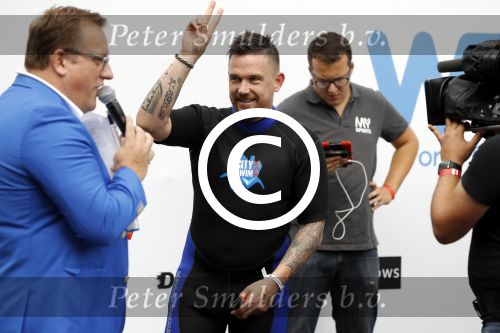 Amsterdam 11 september 2016
Amsterdam city swim tbv ALS door de amsterdamse grachten. Johnny de Mol met manager Carlijn de Vries Ralph en Daniel de Vries