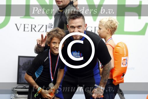 Amsterdam 11 september 2016
Amsterdam city swim tbv ALS door de amsterdamse grachten. Johnny de Mol met manager Carlijn de Vries Ralph en Daniel de Vries