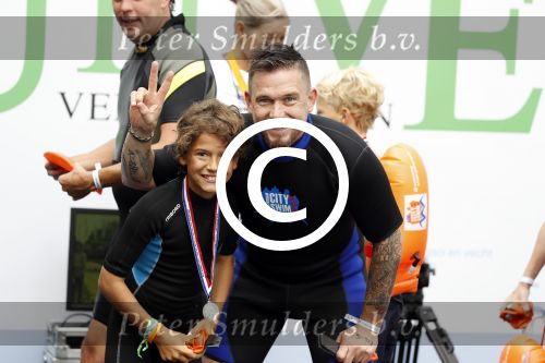 Amsterdam 11 september 2016
Amsterdam city swim tbv ALS door de amsterdamse grachten. Johnny de Mol met manager Carlijn de Vries Ralph en Daniel de Vries