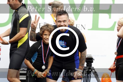 Amsterdam 11 september 2016
Amsterdam city swim tbv ALS door de amsterdamse grachten. Johnny de Mol met manager Carlijn de Vries Ralph en Daniel de Vries
