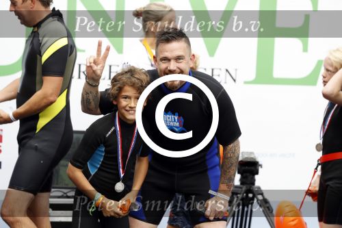 Amsterdam 11 september 2016
Amsterdam city swim tbv ALS door de amsterdamse grachten. Johnny de Mol met manager Carlijn de Vries Ralph en Daniel de Vries