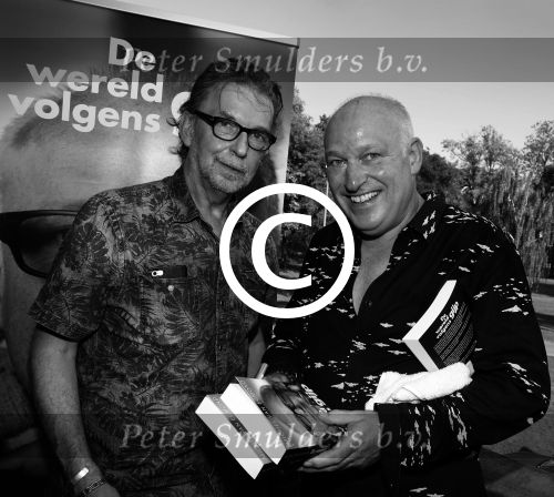 Rotterdam 14 september 2016
Boekpresentatie boek Rene v Gijp geschreven door Michiel v Egmond bij the harbour club. Zijn zoons Bicky en Sanny kregen de eerste exemplaren. Leo Driessen