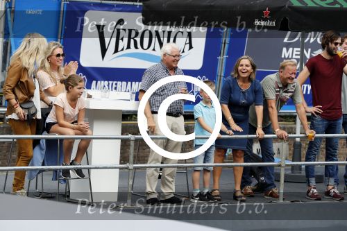 Amsterdam 11 september 2016
Amsterdam city swim tbv ALS door de amsterdamse grachten. Pieter v d Hoogenband kwam samen met zijn verloofde Marie Jose Crooijmans zijn kinderen en zijn ouders en broer