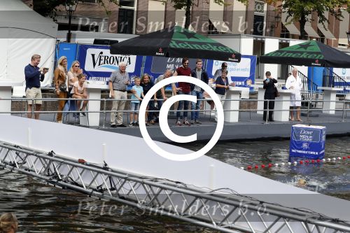 Amsterdam 11 september 2016
Amsterdam city swim tbv ALS door de amsterdamse grachten. Pieter v d Hoogenband kwam samen met zijn verloofde Marie Jose Crooijmans zijn kinderen en zijn ouders en broer