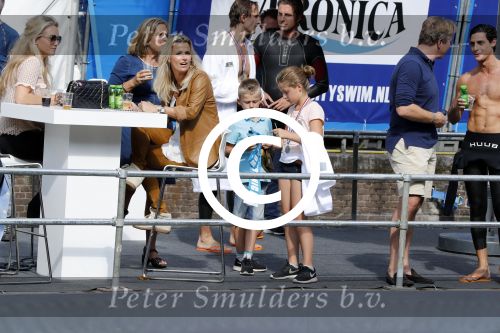 Amsterdam 11 september 2016
Amsterdam city swim tbv ALS door de amsterdamse grachten. Pieter v d Hoogenband kwam samen met zijn verloofde Marie Jose Crooijmans zijn kinderen en zijn ouders en broer