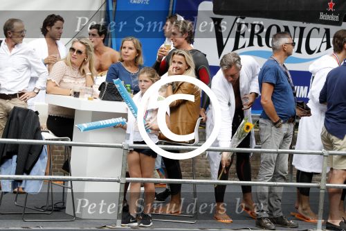 Amsterdam 11 september 2016
Amsterdam city swim tbv ALS door de amsterdamse grachten. Pieter v d Hoogenband kwam samen met zijn verloofde Marie Jose Crooijmans zijn kinderen en zijn ouders en broer