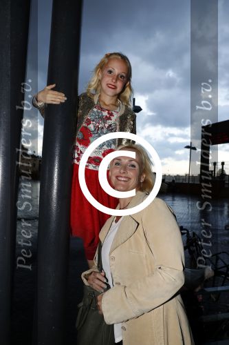 Zaandam 1 oktober 2016
Premiere Peter Pan in schouwburg  Zaandam. Marleen v d Loo met dochter