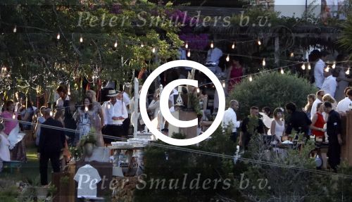 Ibiza 24 september 2016
Trouwen Gigi Ravelli en Roger Hodenius op ibiza . Ze trouwenni zuin huis/finca.
