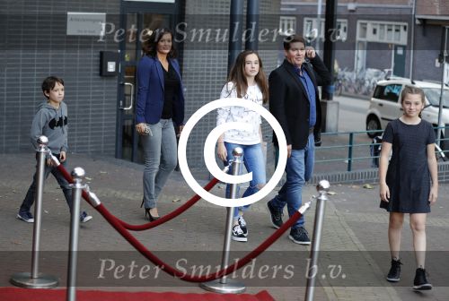 Zaandam 1 oktober 2016
Premiere Peter Pan in schouwburg  Zaandam.
Martijn Krabbe met zijn kinderen Achilles Michelle Jasmijn zijn vriendin Noi Pakon met haar zoontje.