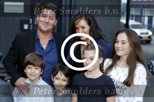 Zaandam 1 oktober 2016
Premiere Peter Pan in schouwburg  Zaandam.
Martijn Krabbe met zijn kinderen Achilles Michelle Jasmijn zijn vriendin Noi Pakon met haar zoontje.
