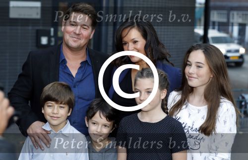 Zaandam 1 oktober 2016
Premiere Peter Pan in schouwburg  Zaandam.
Martijn Krabbe met zijn kinderen Achilles Michelle Jasmijn zijn vriendin Noi Pakon met haar zoontje.