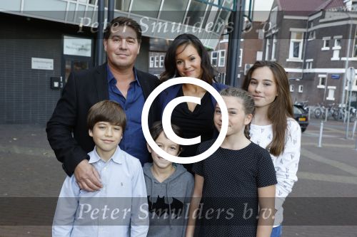 Zaandam 1 oktober 2016
Premiere Peter Pan in schouwburg  Zaandam.
Martijn Krabbe met zijn kinderen Achilles Michelle Jasmijn zijn vriendin Noi Pakon met haar zoontje.