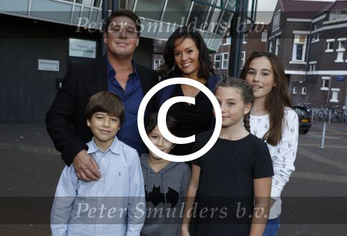 Zaandam 1 oktober 2016
Premiere Peter Pan in schouwburg  Zaandam.
Martijn Krabbe met zijn kinderen Achilles Michelle Jasmijn zijn vriendin Noi Pakon met haar zoontje.