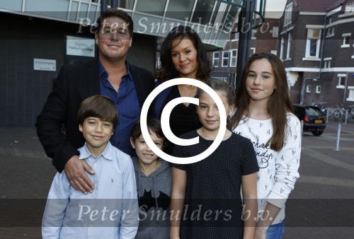 Zaandam 1 oktober 2016
Premiere Peter Pan in schouwburg  Zaandam.
Martijn Krabbe met zijn kinderen Achilles Michelle Jasmijn zijn vriendin Noi Pakon met haar zoontje.