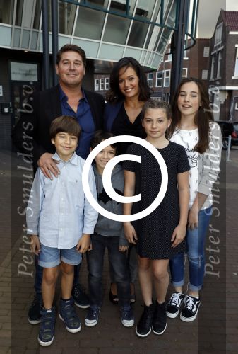 Zaandam 1 oktober 2016
Premiere Peter Pan in schouwburg  Zaandam.
Martijn Krabbe met zijn kinderen Achilles Michelle Jasmijn zijn vriendin Noi Pakon met haar zoontje.