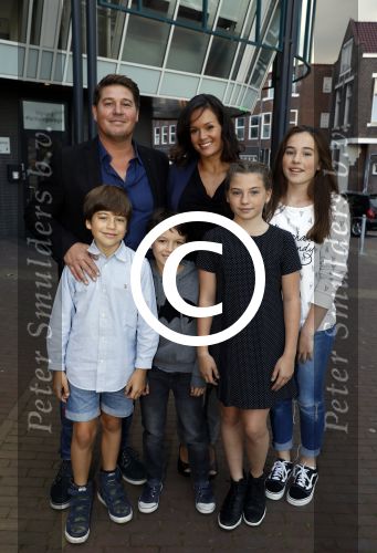 Zaandam 1 oktober 2016
Premiere Peter Pan in schouwburg  Zaandam.
Martijn Krabbe met zijn kinderen Achilles Michelle Jasmijn zijn vriendin Noi Pakon met haar zoontje.