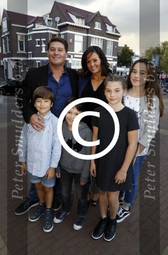 Zaandam 1 oktober 2016
Premiere Peter Pan in schouwburg  Zaandam.
Martijn Krabbe met zijn kinderen Achilles Michelle Jasmijn zijn vriendin Noi Pakon met haar zoontje.