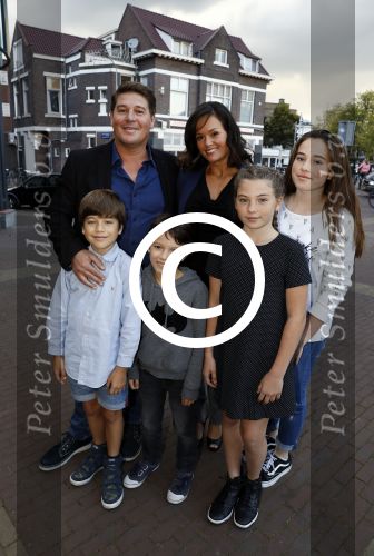 Zaandam 1 oktober 2016
Premiere Peter Pan in schouwburg  Zaandam.
Martijn Krabbe met zijn kinderen Achilles Michelle Jasmijn zijn vriendin Noi Pakon met haar zoontje.
