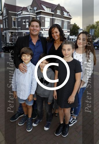 Zaandam 1 oktober 2016
Premiere Peter Pan in schouwburg  Zaandam.
Martijn Krabbe met zijn kinderen Achilles Michelle Jasmijn zijn vriendin Noi Pakon met haar zoontje.