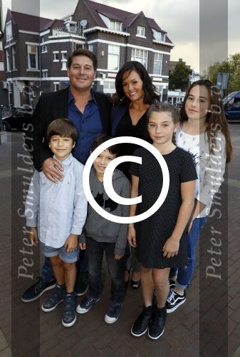Zaandam 1 oktober 2016
Premiere Peter Pan in schouwburg  Zaandam.
Martijn Krabbe met zijn kinderen Achilles Michelle Jasmijn zijn vriendin Noi Pakon met haar zoontje.