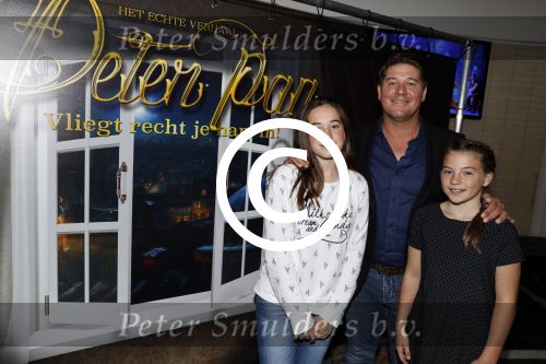 Zaandam 1 oktober 2016
Premiere Peter Pan in schouwburg  Zaandam.
Martijn Krabbe met zijn kinderen Achilles Michelle Jasmijn zijn vriendin Noi Pakon met haar zoontje.