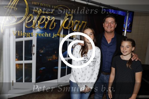 Zaandam 1 oktober 2016
Premiere Peter Pan in schouwburg  Zaandam.
Martijn Krabbe met zijn kinderen Achilles Michelle Jasmijn zijn vriendin Noi Pakon met haar zoontje.