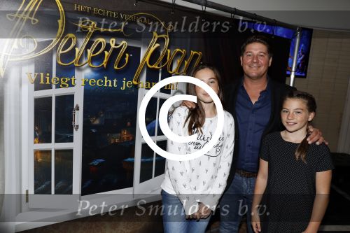 Zaandam 1 oktober 2016
Premiere Peter Pan in schouwburg  Zaandam.
Martijn Krabbe met zijn kinderen Achilles Michelle Jasmijn zijn vriendin Noi Pakon met haar zoontje.