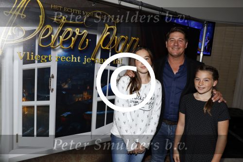 Zaandam 1 oktober 2016
Premiere Peter Pan in schouwburg  Zaandam.
Martijn Krabbe met zijn kinderen Achilles Michelle Jasmijn zijn vriendin Noi Pakon met haar zoontje.