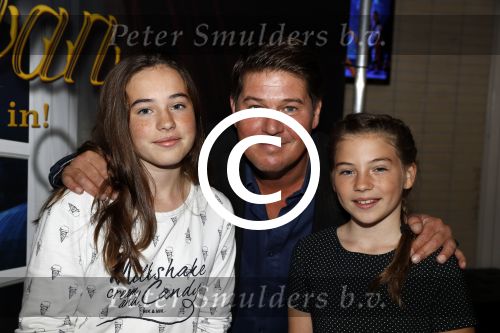 Zaandam 1 oktober 2016
Premiere Peter Pan in schouwburg  Zaandam.
Martijn Krabbe met zijn kinderen Achilles Michelle Jasmijn zijn vriendin Noi Pakon met haar zoontje.