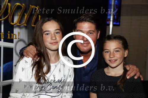 Zaandam 1 oktober 2016
Premiere Peter Pan in schouwburg  Zaandam.
Martijn Krabbe met zijn kinderen Achilles Michelle Jasmijn zijn vriendin Noi Pakon met haar zoontje.