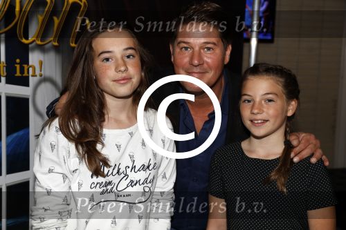 Zaandam 1 oktober 2016
Premiere Peter Pan in schouwburg  Zaandam.
Martijn Krabbe met zijn kinderen Achilles Michelle Jasmijn zijn vriendin Noi Pakon met haar zoontje.
