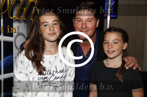 Zaandam 1 oktober 2016
Premiere Peter Pan in schouwburg  Zaandam.
Martijn Krabbe met zijn kinderen Achilles Michelle Jasmijn zijn vriendin Noi Pakon met haar zoontje.