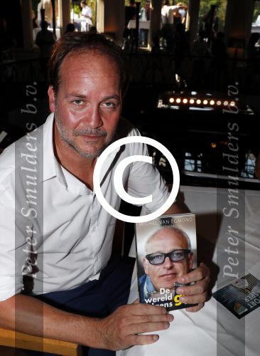 Rotterdam 14 september 2016
Boekpresentatie boek Rene v Gijp geschreven door Michiel v Egmond bij the harbour club. Zijn zoons Bicky en Sanny kregen de eerste exemplaren
