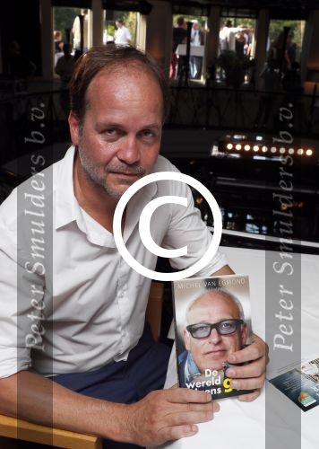 Rotterdam 14 september 2016
Boekpresentatie boek Rene v Gijp geschreven door Michiel v Egmond bij the harbour club. Zijn zoons Bicky en Sanny kregen de eerste exemplaren