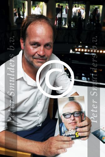 Rotterdam 14 september 2016
Boekpresentatie boek Rene v Gijp geschreven door Michiel v Egmond bij the harbour club. Zijn zoons Bicky en Sanny kregen de eerste exemplaren