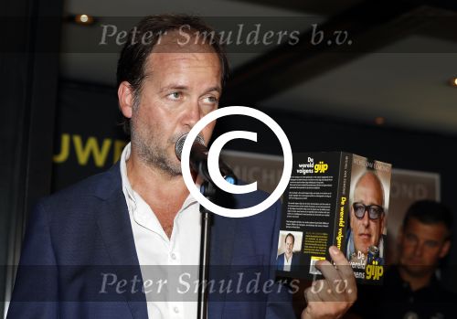 Rotterdam 14 september 2016
Boekpresentatie boek Rene v Gijp geschreven door Michiel v Egmond bij the harbour club. Zijn zoons Bicky en Sanny kregen de eerste exemplaren