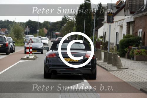 Lijnden 19 september 2016
Patricia Paay en haar nieuwe vriend Robbert Hinfelaar arriveren in haar auto bij haar huis.