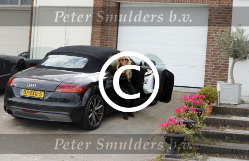 Lijnden 19 september 2016
Patricia Paay en haar nieuwe vriend Robbert Hinfelaar arriveren in haar auto bij haar huis.