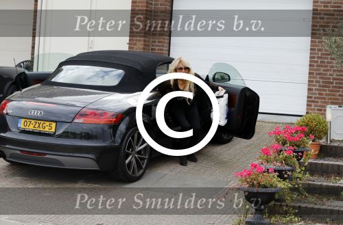 Lijnden 19 september 2016
Patricia Paay en haar nieuwe vriend Robbert Hinfelaar arriveren in haar auto bij haar huis.