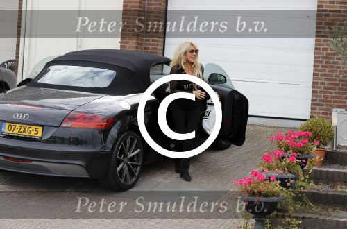 Lijnden 19 september 2016
Patricia Paay en haar nieuwe vriend Robbert Hinfelaar arriveren in haar auto bij haar huis.
