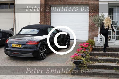 Lijnden 19 september 2016
Patricia Paay en haar nieuwe vriend Robbert Hinfelaar arriveren in haar auto bij haar huis.