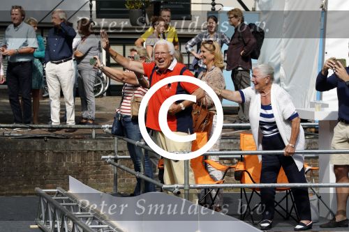 Amsterdam 11 september 2016
Amsterdam city swim tbv ALS door de amsterdamse grachten. paul en Leny v Gorcum kijken naar hun kleinzoon