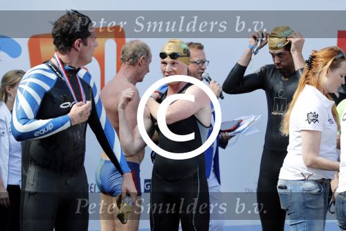 Amsterdam 11 september 2016
Amsterdam city swim tbv ALS door de amsterdamse grachten. paul en Leny v Gorcum kijken naar hun kleinzoon