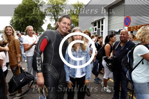 Amsterdam 11 september 2016
Amsterdam city swim tbv ALS door de amsterdamse grachten. Pieter v d Hoogenband kwam samen met zijn verloofde Marie Jose Crooijmans zijn kinderen en zijn ouders en broer
