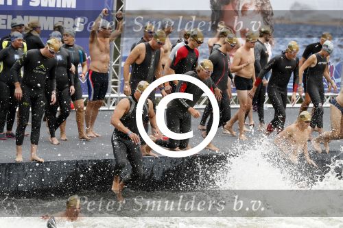 Amsterdam 11 september 2016
Amsterdam city swim tbv ALS door de amsterdamse grachten. Pieter v d Hoogenband kwam samen met zijn verloofde Marie Jose Crooijmans zijn kinderen en zijn ouders en broer