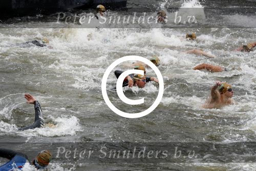 Amsterdam 11 september 2016
Amsterdam city swim tbv ALS door de amsterdamse grachten. Pieter v d Hoogenband kwam samen met zijn verloofde Marie Jose Crooijmans zijn kinderen en zijn ouders en broer