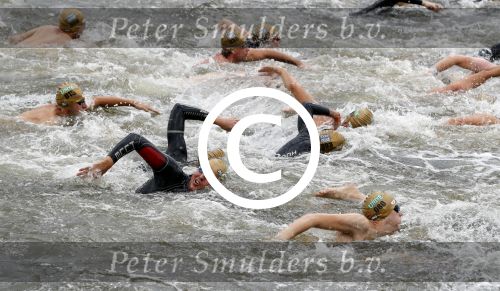 Amsterdam 11 september 2016
Amsterdam city swim tbv ALS door de amsterdamse grachten. Pieter v d Hoogenband kwam samen met zijn verloofde Marie Jose Crooijmans zijn kinderen en zijn ouders en broer