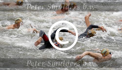 Amsterdam 11 september 2016
Amsterdam city swim tbv ALS door de amsterdamse grachten. Pieter v d Hoogenband kwam samen met zijn verloofde Marie Jose Crooijmans zijn kinderen en zijn ouders en broer